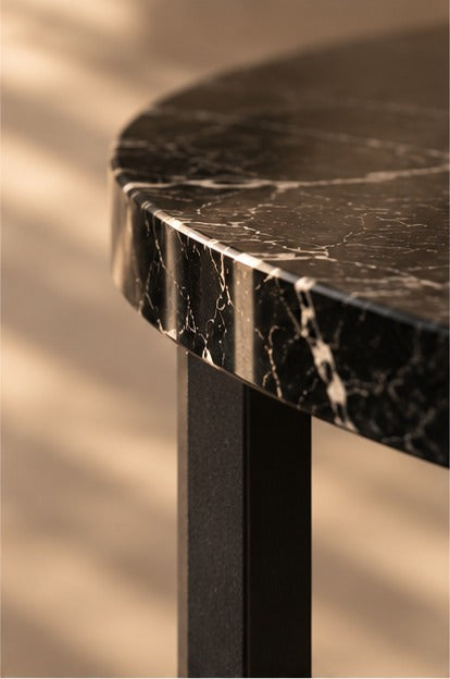 Close-up of the edge of the Nero top